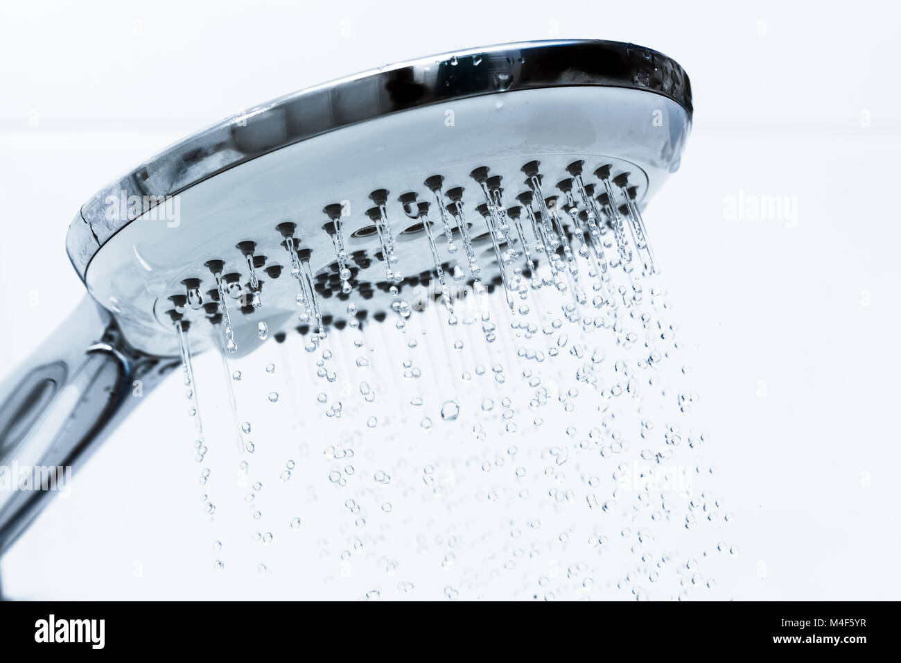 L'eau claire s'écoule à partir de la douche. Banque D'Images