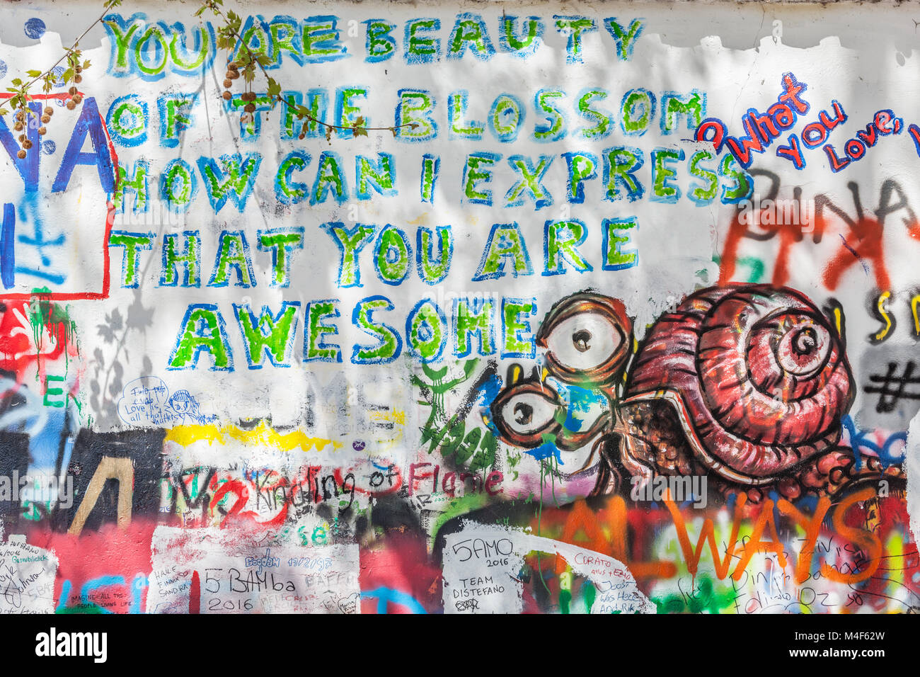 John Lennon Wall, Prague, République tchèque. Arrière-plan de graffiti Banque D'Images