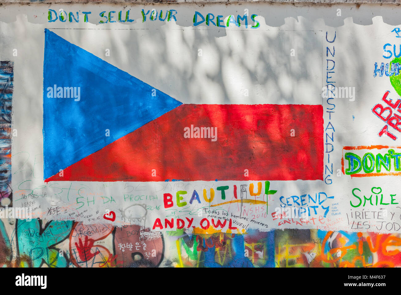John Lennon Wall, Prague, République tchèque. Arrière-plan de graffiti Banque D'Images