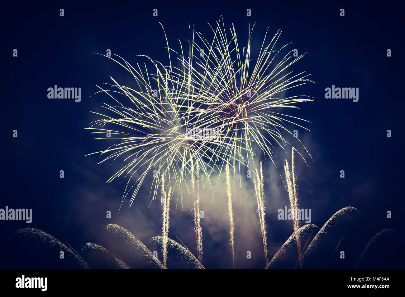 D'artifice spectaculaires illuminent le ciel. Fête du nouvel an. Banque D'Images