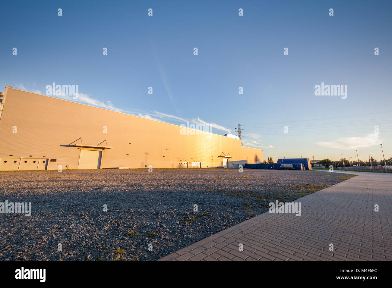 Aire de stationnement à l'extérieur grand entrepôt. Milieu urbain, industriel Banque D'Images