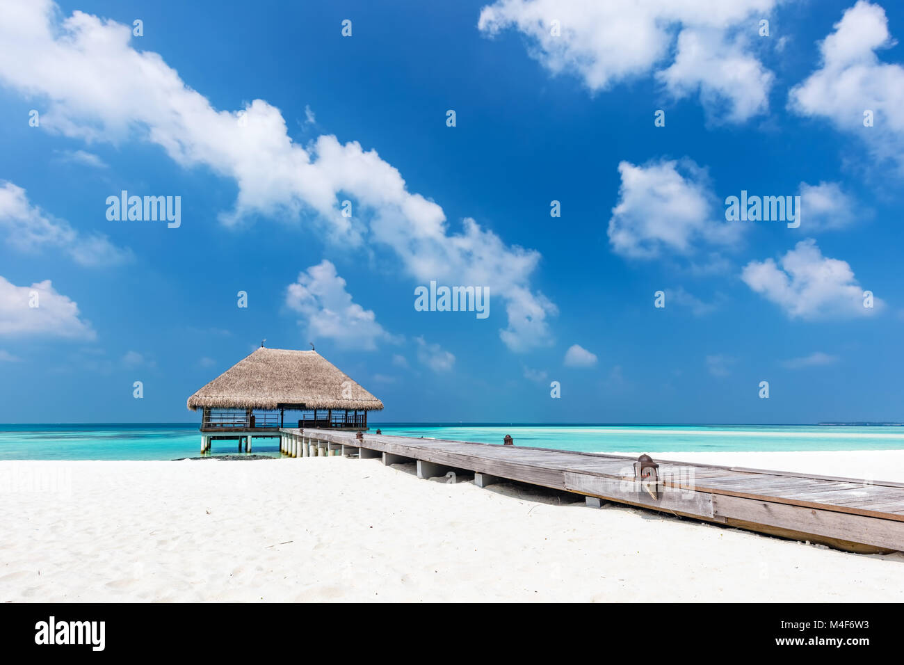 Îles Maldives. Jetée en bois avec de l'eau détente lodge. Banque D'Images