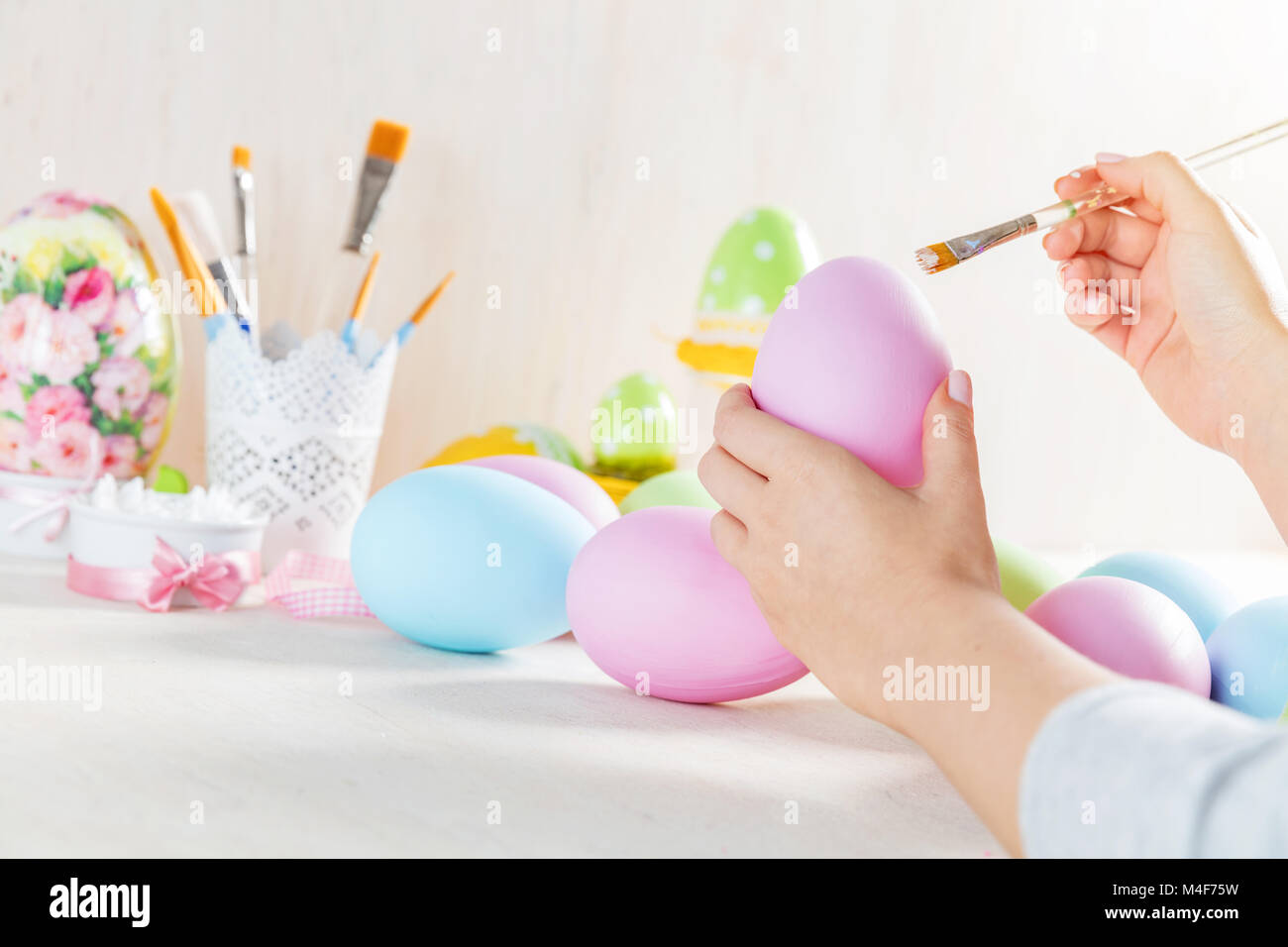 Œuf de Pâques dans un atelier de peinture Banque D'Images