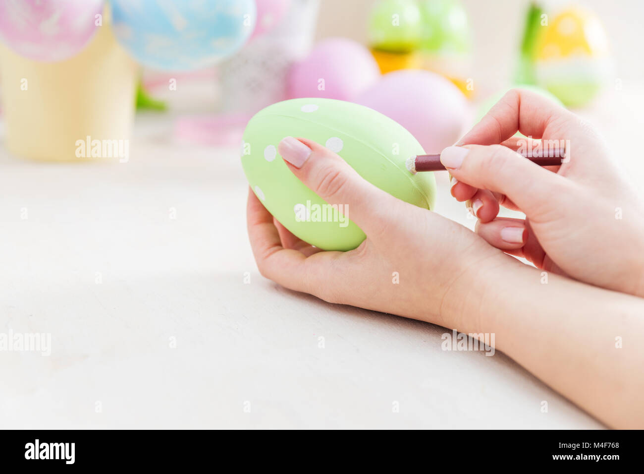 Œuf de Pâques la peinture artistique. Banque D'Images