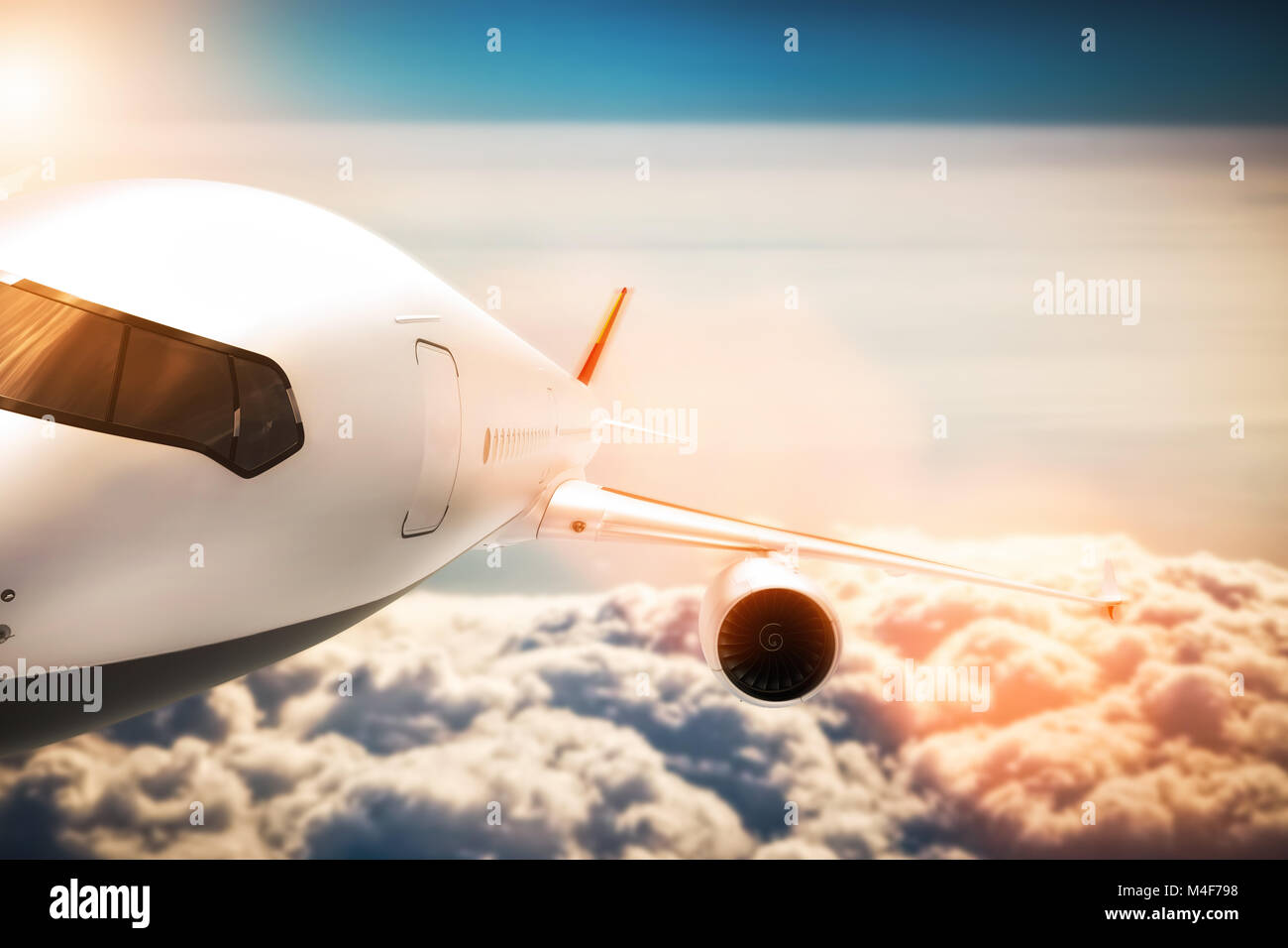 Vol d'un avion de passagers au soleil, ciel bleu. Banque D'Images
