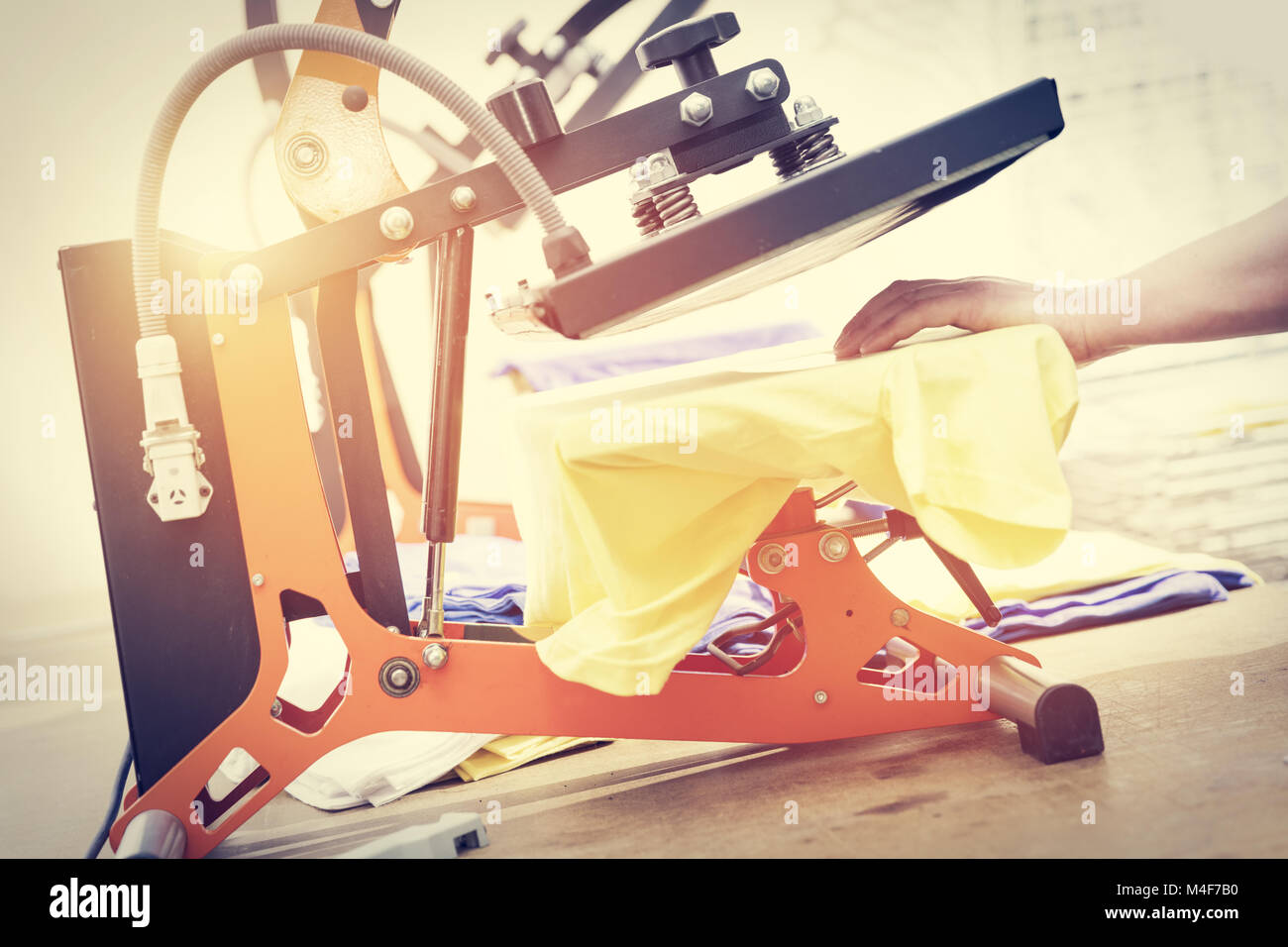 La préparation pour l'impression de t-shirt dans la machine de sérigraphie Banque D'Images