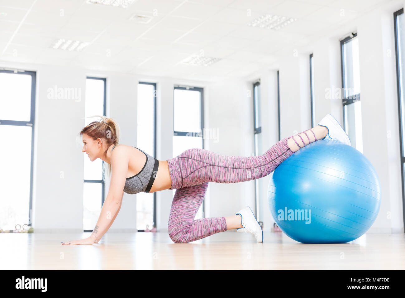 Jeune femme avec formation au fitball club de remise en forme. Banque D'Images