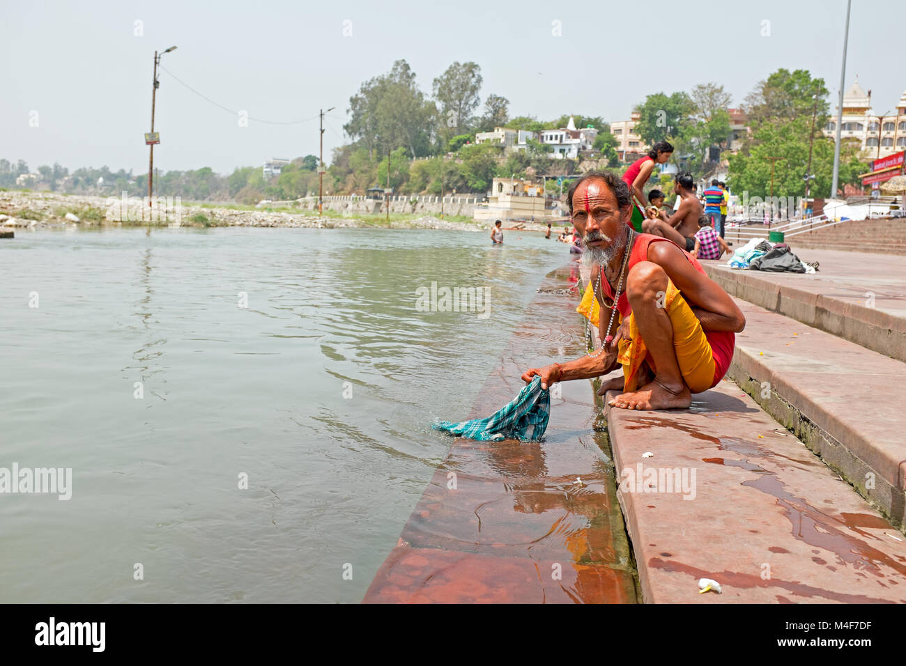 RISHIKESH, INDE- 17 avril 2017 : Sadhu lave ses vêtements dans le Gange en Inde Banque D'Images