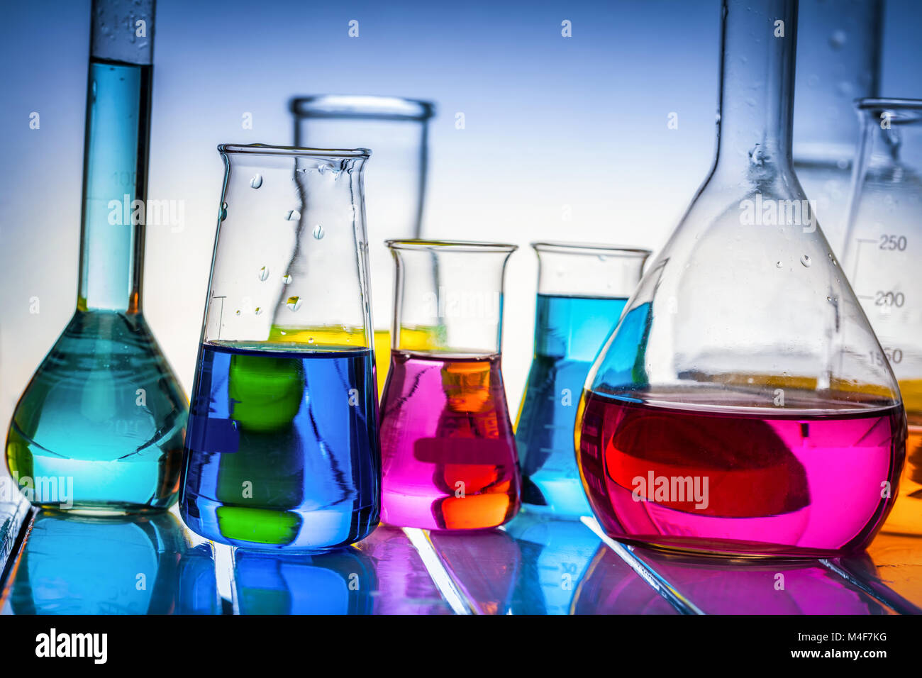 Le verre de laboratoire rempli de liquides chimiques. Banque D'Images