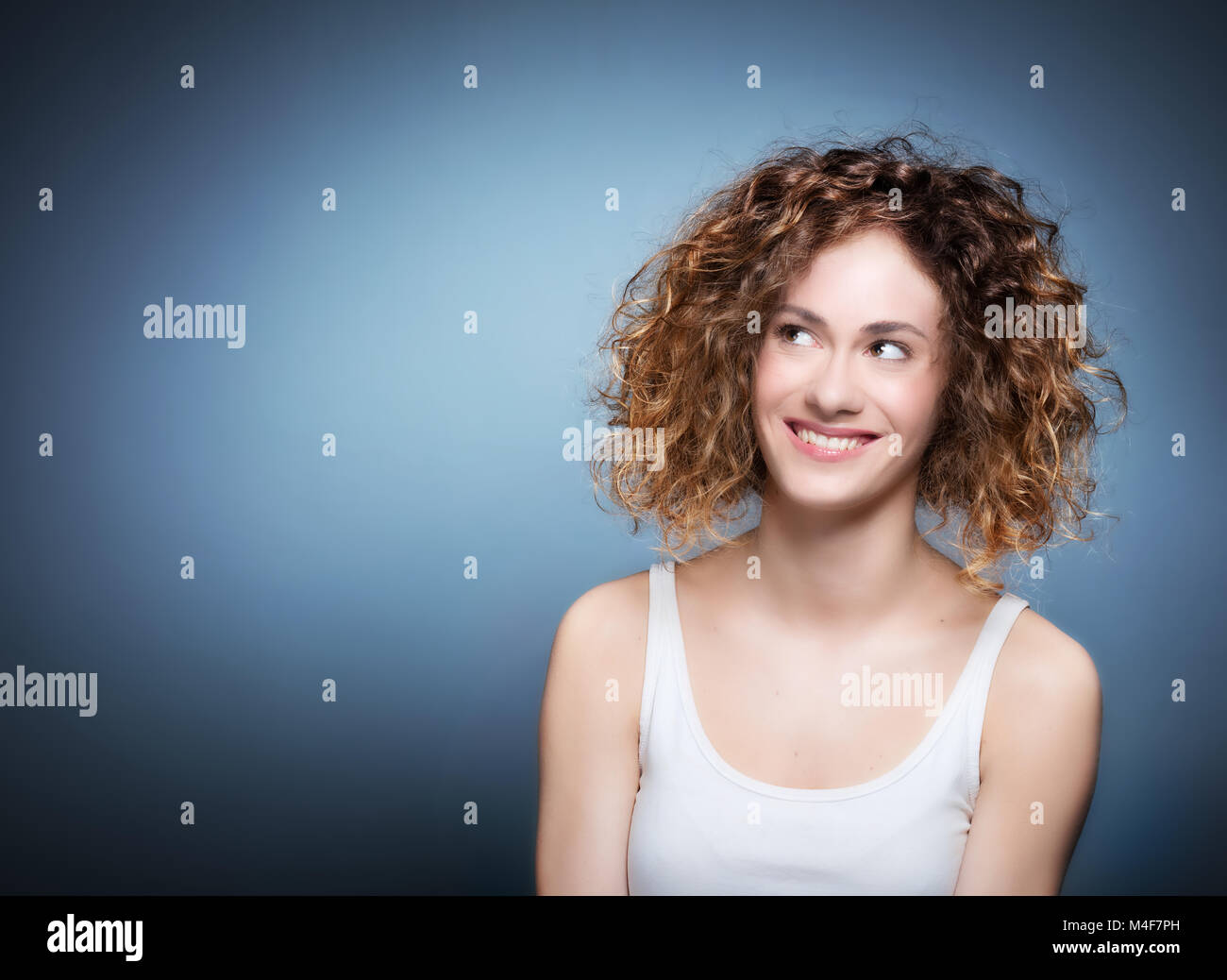 Portrait of a cute occasionnels, authentique fille. Banque D'Images