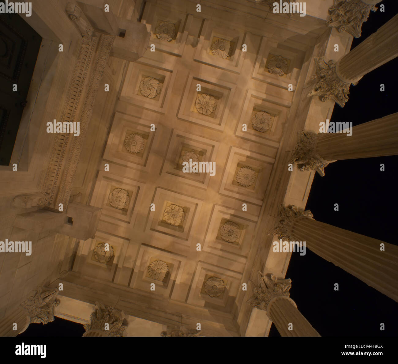 Nîmes, le plafond des 2000 ans Maison Carrée Banque D'Images