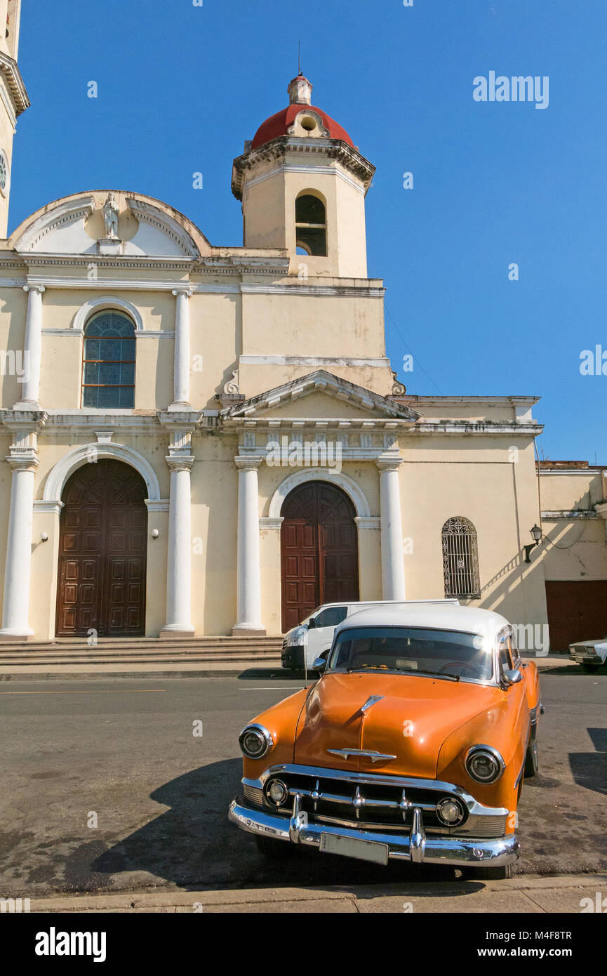 Vieille voiture garée dans le parc José Martí, la place principale de Cienfuegos, en face de la Purisima Concepcion cathédrale. La ville de Cienfuegos, île de Cuba Banque D'Images