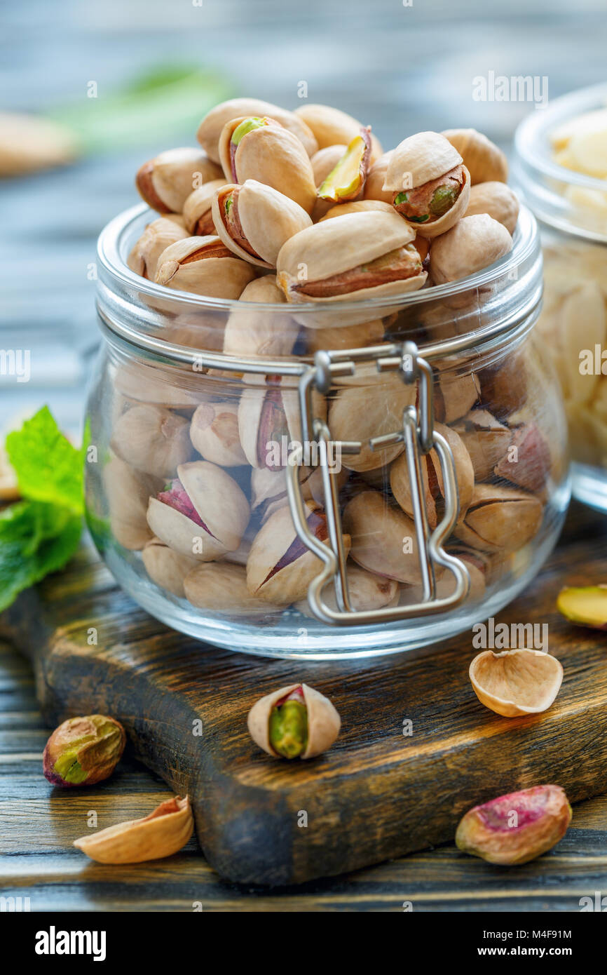 Fruits de la pistache dans un bocal en verre. Banque D'Images