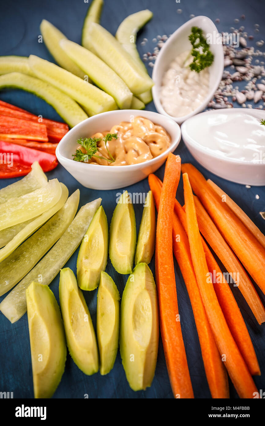 Tranches colorées de légumes crus et les sauces. Le concept de l'alimentation, la santé et la nourriture végétarienne Banque D'Images