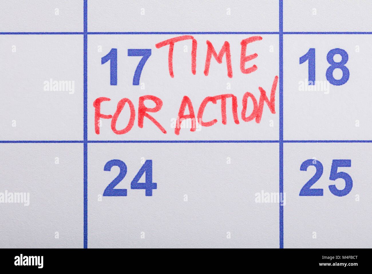 Close-up de temps de l'action dans le texte en rouge sur le calendrier écrit Banque D'Images