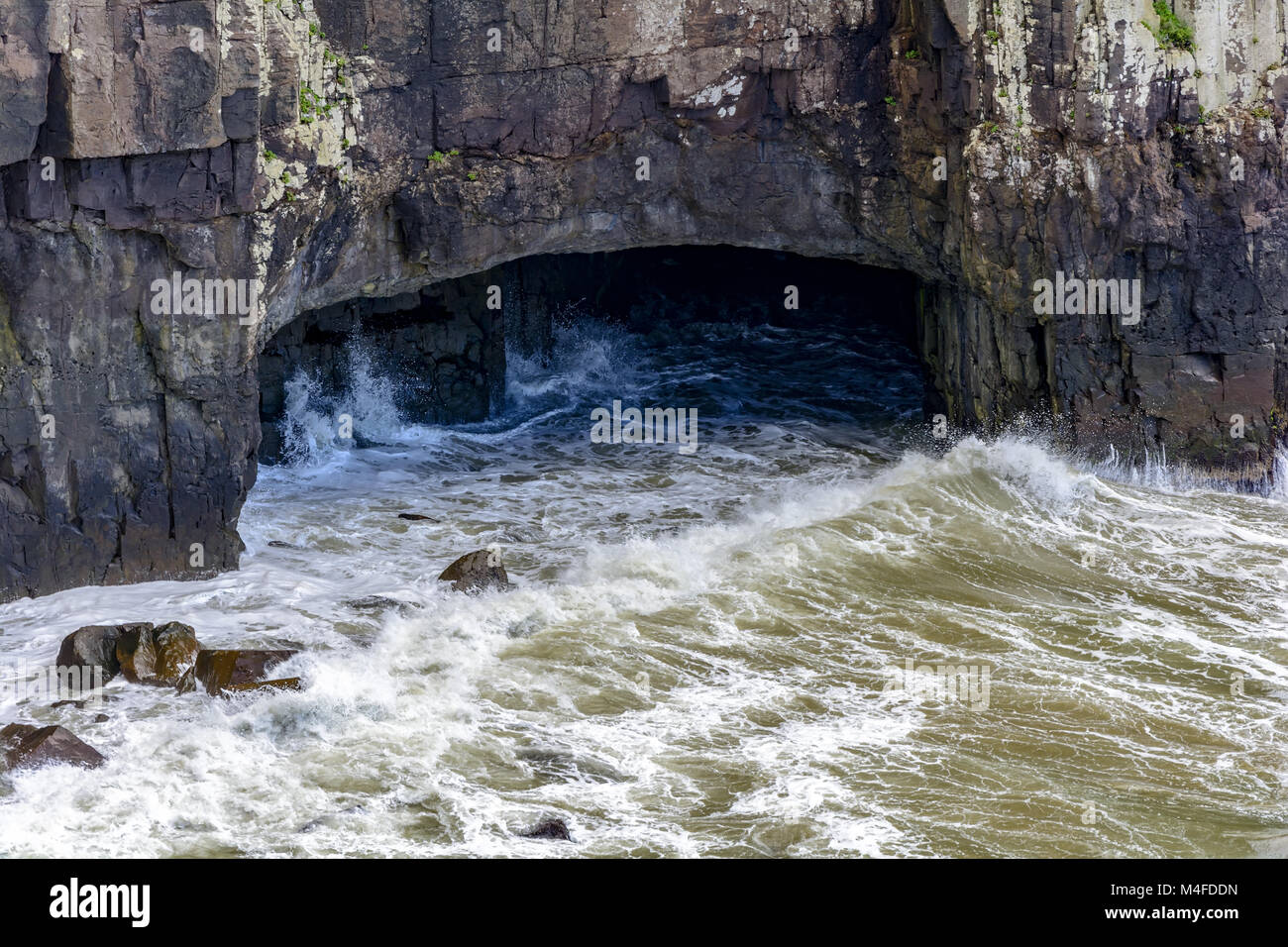 Grotte plage Banque de photographies et d’images à haute résolution - Alamy