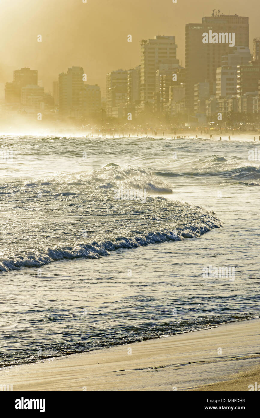 Coucher du soleil d'été sur la plage d'Ipanema à Rio de Janeiro Banque D'Images