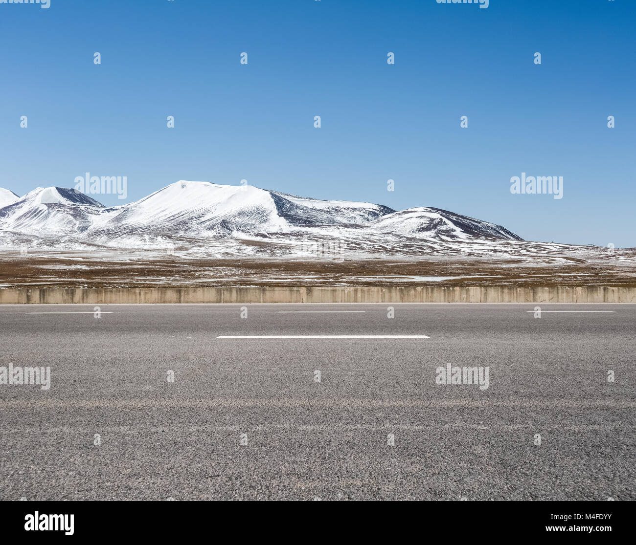 Route asphaltée avec Snow Mountain Banque D'Images