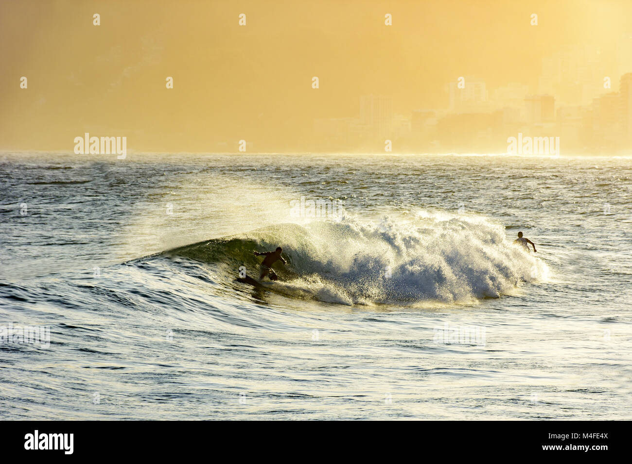 Surf au coucher du soleil Banque D'Images