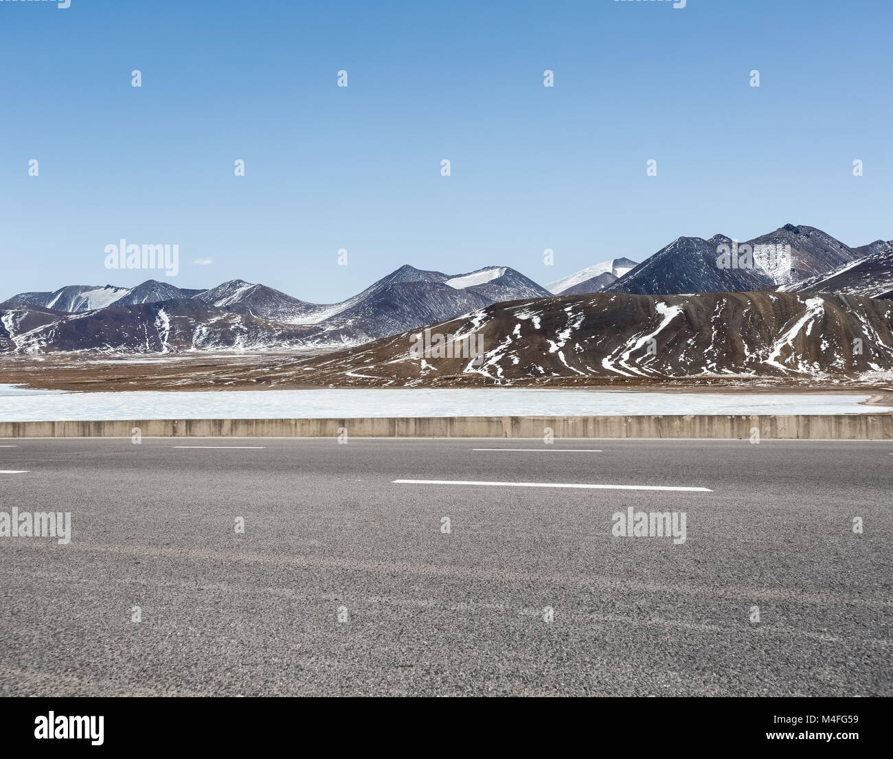 Route asphaltée sur la neige du plateau zone Banque D'Images