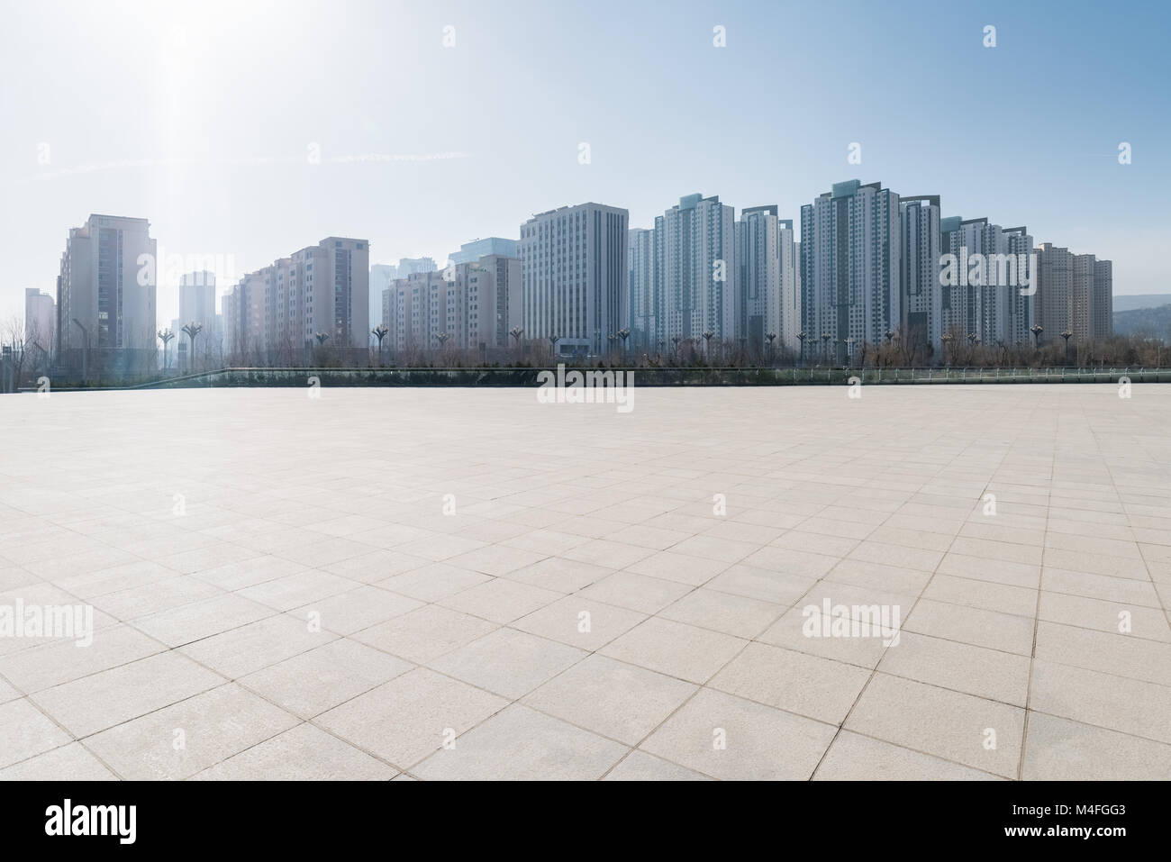 Sol en brique vide avec cityscape Banque D'Images