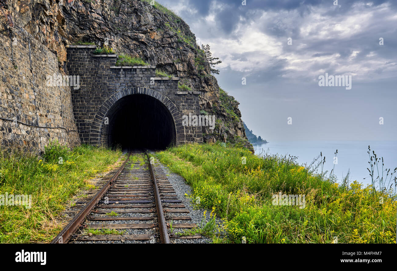 Tunnel ferroviaire et arche à bord du Lac Baïkal. Par temps nuageux, dans matin d'été Banque D'Images