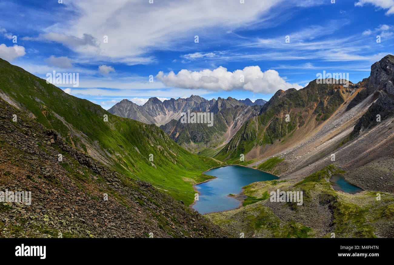 Le lac glacier de vallée suspendue. La Sibérie orientale. Sayans. La Russie Banque D'Images