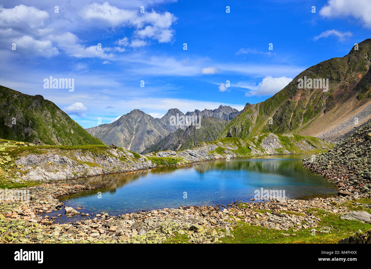 Petit lac avec belle couleur de l'eau dans les montagnes de Sibérie. Sayan de l'Est. La Russie Banque D'Images