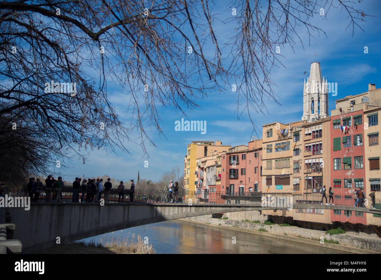 Les personnes qui traversent un pont à Gérone, Catalogne (Espagne) Banque D'Images