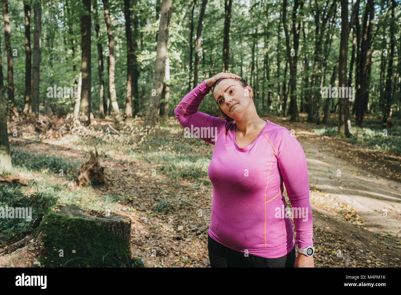 Portrait of a female jogger en courbes, l'échauffement avant un jogging du matin. Banque D'Images