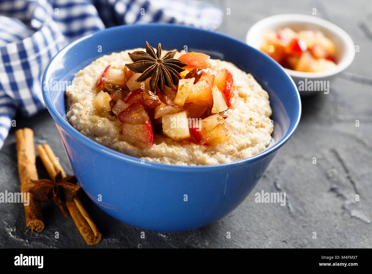 Porridge d'avoine fait maison avec apple et épices Banque D'Images