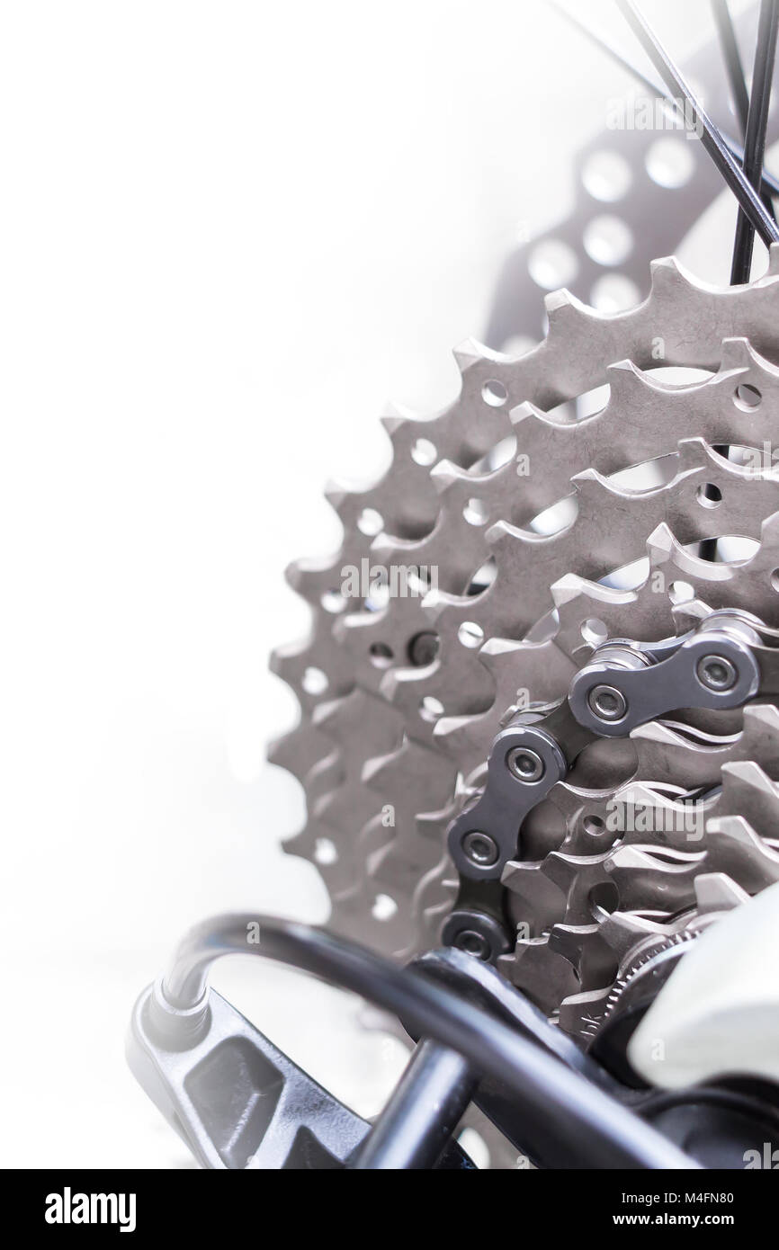 Roue et équipement de vélo de montagne avec une nouvelle chaîne propre et des anneaux de chaîne métalliques. Banque D'Images