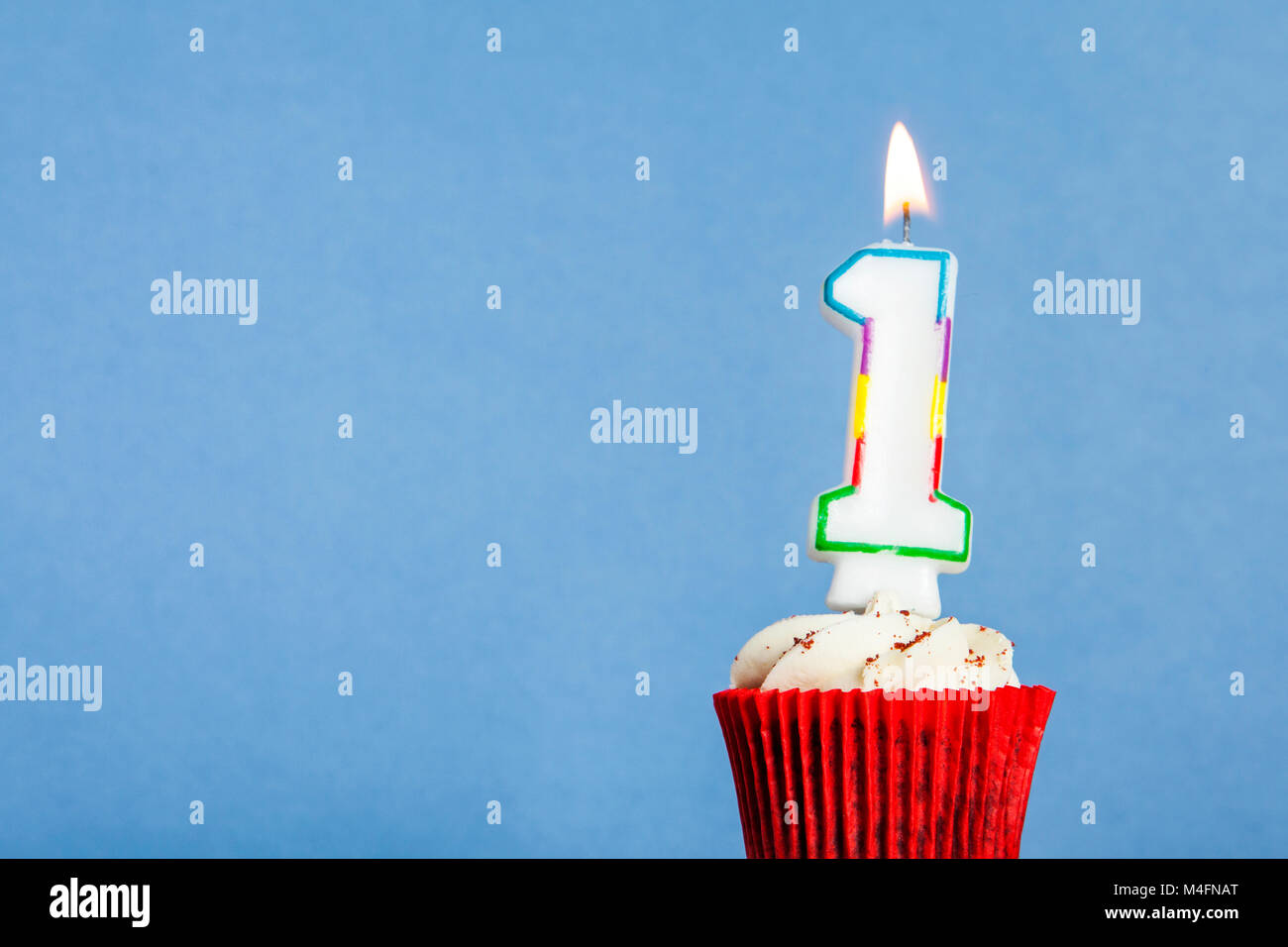 Numero 1 Anniversaire Bougie Dans Un Petit Gateau Sur Un Fond Bleu Photo Stock Alamy