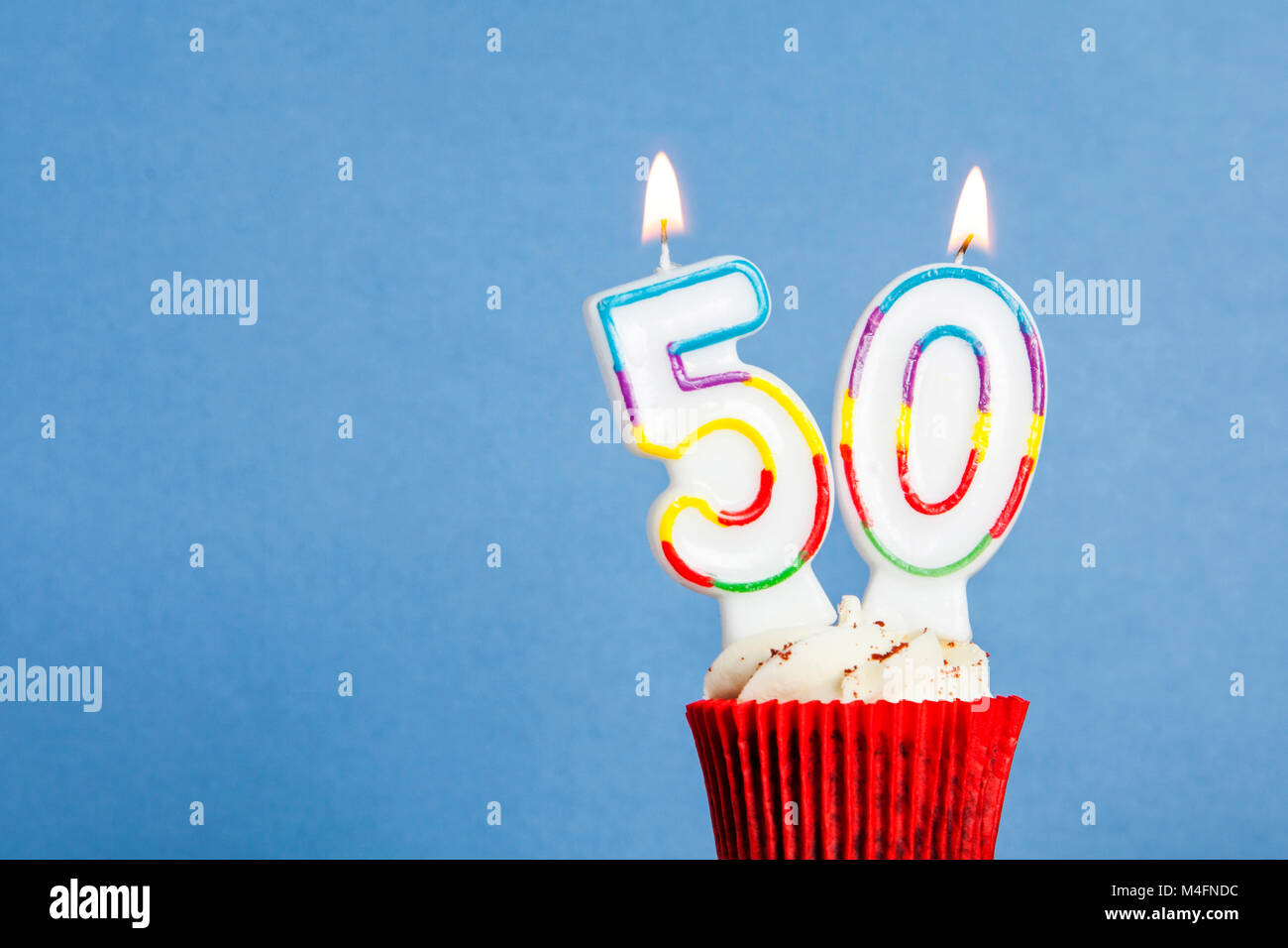 Numero 50 Anniversaire Bougie Dans Un Petit Gateau Sur Un Fond Bleu Photo Stock Alamy Numero 50 Anniversaire Bougie Dans Un Petit Gateau Sur Un Fond Bleu Photo Stock Alamy
