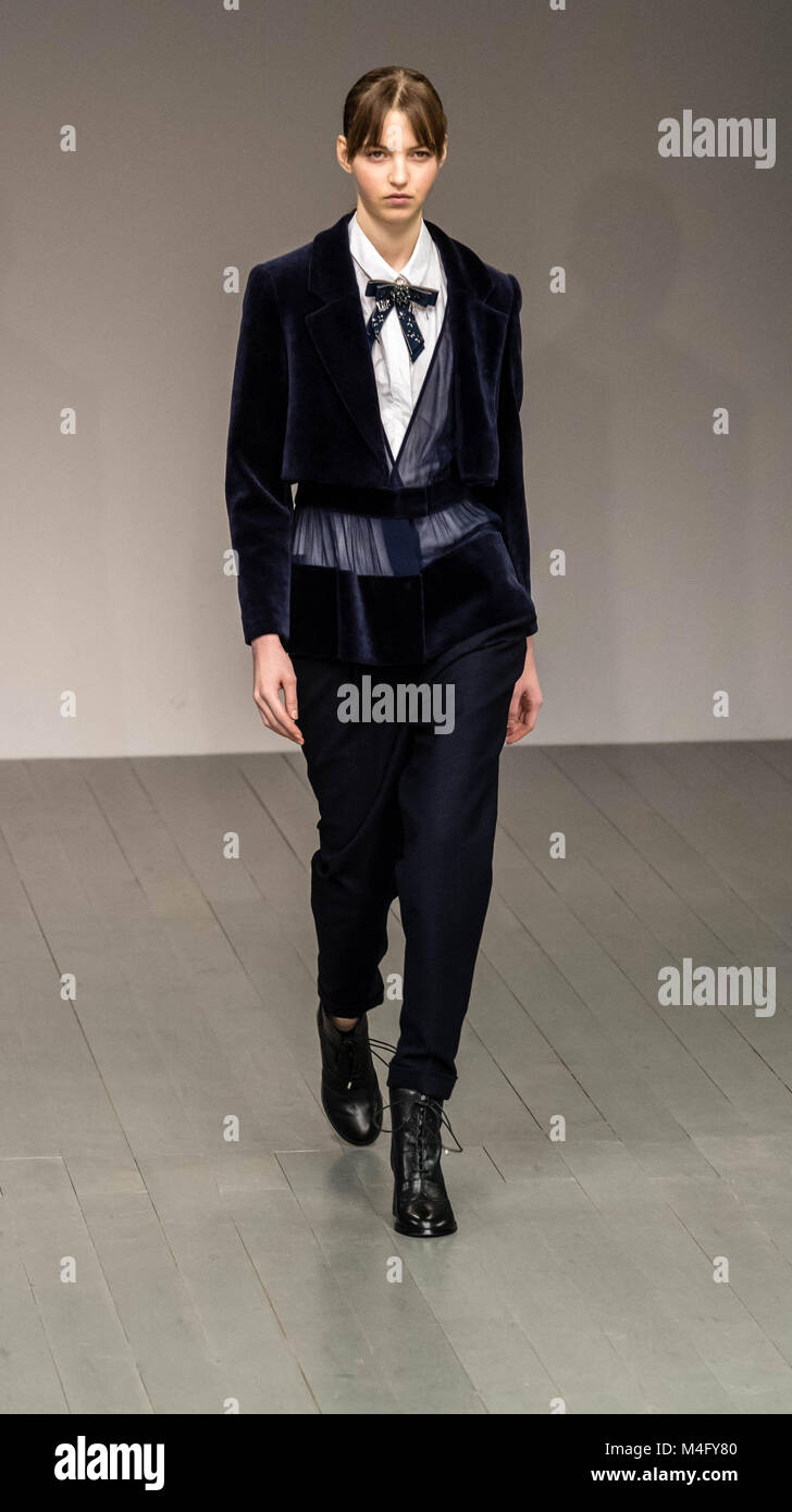 . London Fashion Week, AW18, Bora Aksu, un designer turc basé à Londres, Crédit : défilé de Ian Davidson/Alamy Live News Banque D'Images