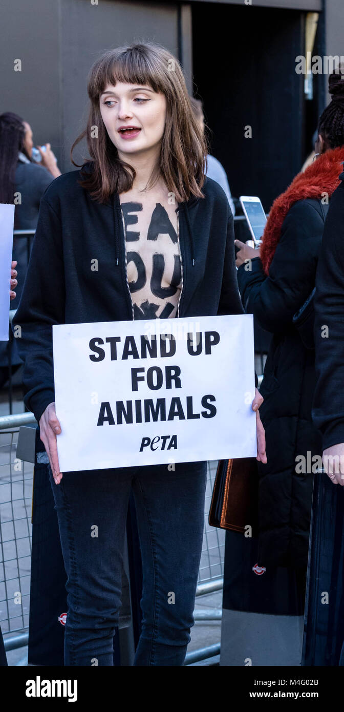 Des droits des animaux PETA manifestants devant la Semaine de la mode de Londres principal lieu d'exposition. Crédit : Ian Davidson/Alamy Live News Banque D'Images