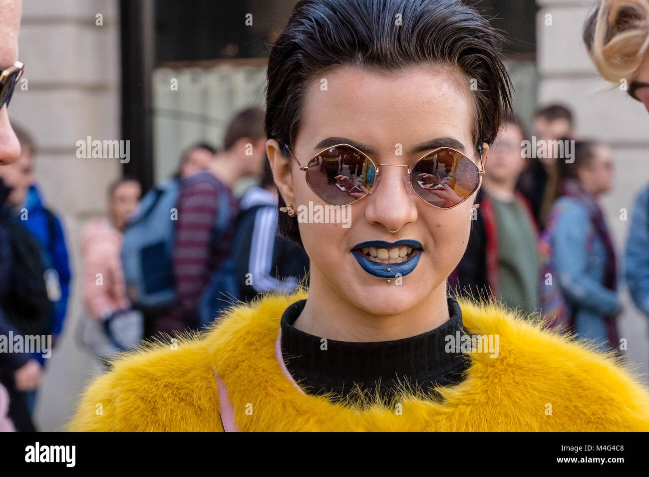 16 février 2018 Londres, les fashionistas en dehors de la Semaine de la mode et qu'ils sont partisans de la mode ou les jeunes designers essayant d'publiscies leurs conceptions. Crédit : Ian Davidson/Alamy Live News Banque D'Images