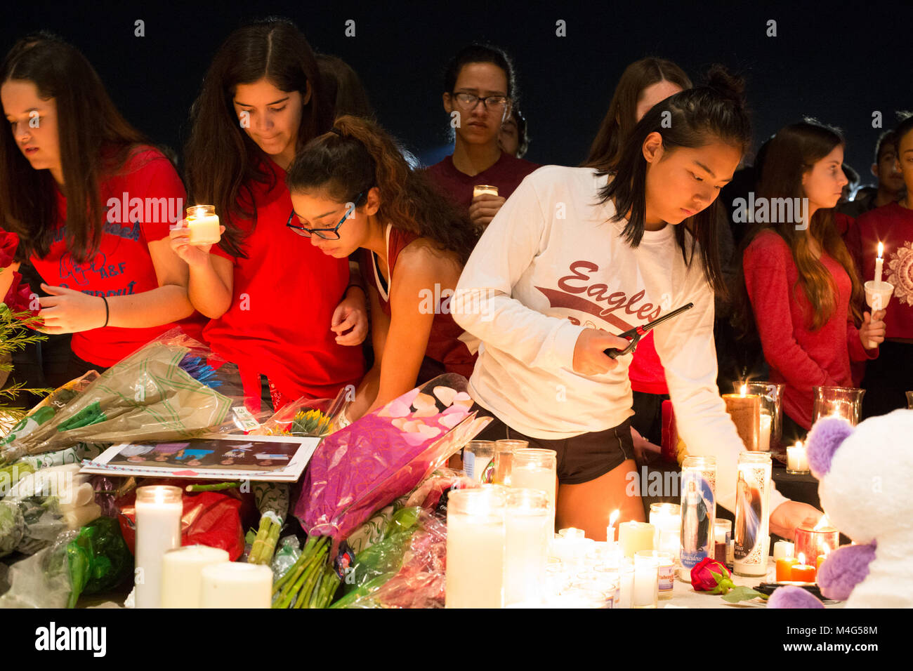 Parc, USA. 16 Février, 2018. Personnes participent à une veillée pour les victimes de la fusillade à Marjory Stoneman Douglas High School, dans le Parc des Sentiers de pins dans un parc, en Floride, États-Unis, le 15 février 2018. Un total de 17 personnes ont été tuées et 14 autres blessés dans une fusillade dans une école en Floride aux États-Unis mercredi. Credit : Monica McGivern/Xinhua/Alamy Live News Banque D'Images