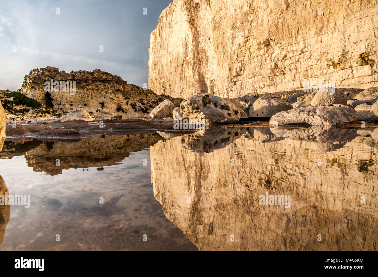 Birling Gap, East Sussex, UK..16 février 2018..falaises de craie reflétées dans la piscine de roche à la fin d'un printemps comme jour sur la côte sud. Banque D'Images