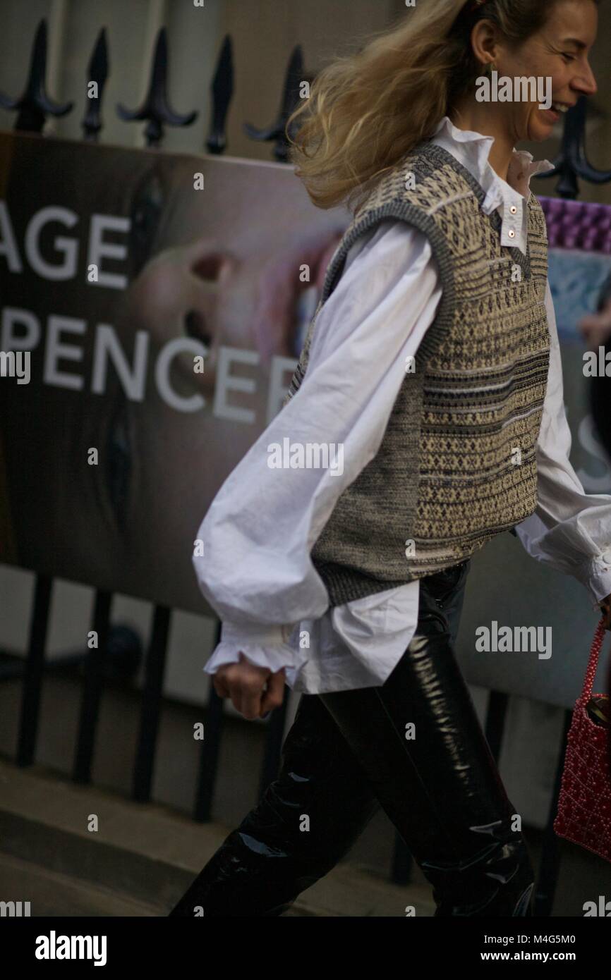 Londres, Royaume-Uni. 16 Février, 2018. Combinaison de modèles d'influenceurs, assister à la première journée de la Semaine de la mode de Londres 2018 Autumn-Summers Collections : Londres 9 2018 Credit : sherion mullings/Alamy Live News Banque D'Images