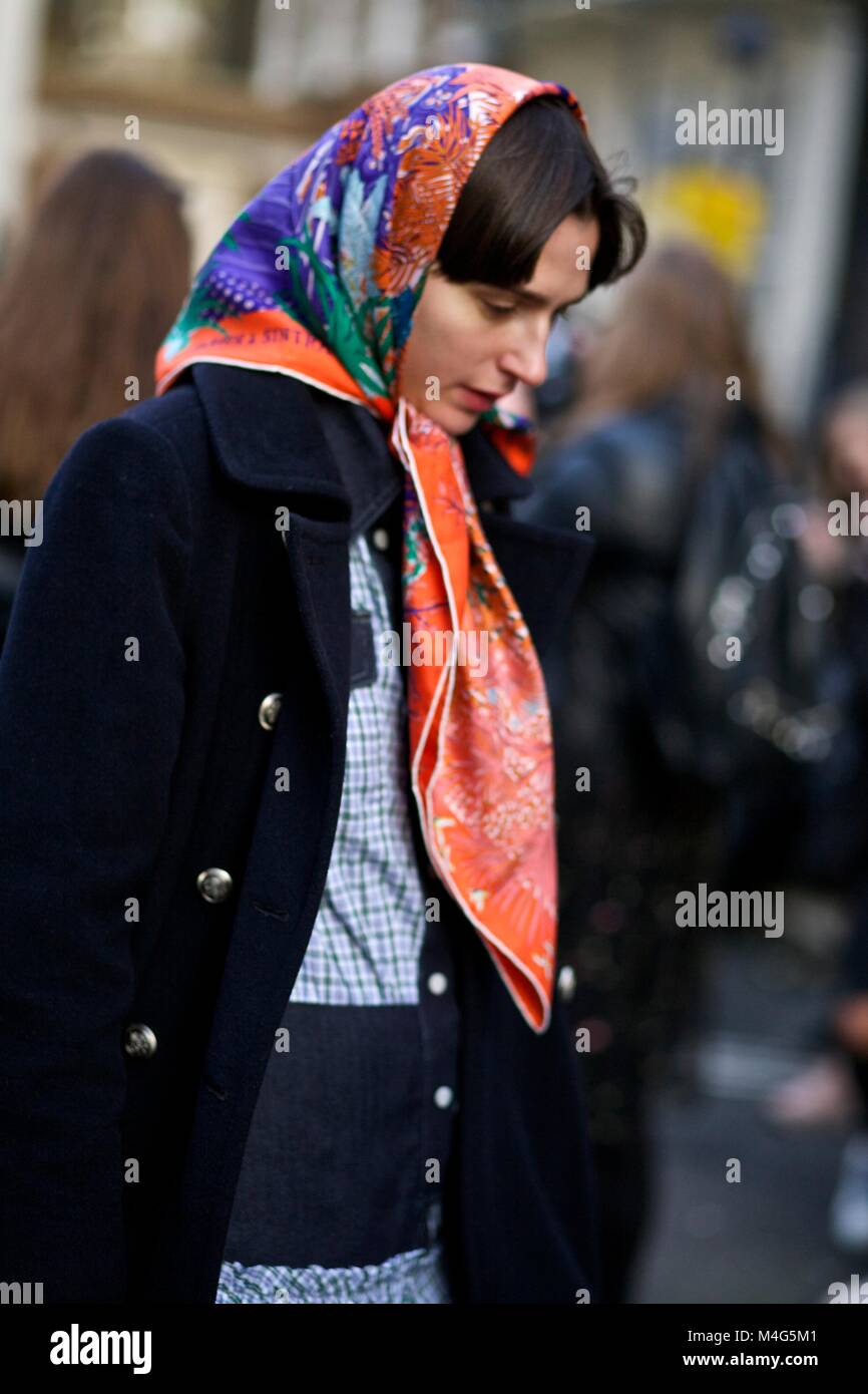 Londres, Royaume-Uni. 16 Février, 2018. Combinaison de modèles d'influenceurs, assister à la première journée de la Semaine de la mode de Londres 2018 Autumn-Summers Collections : Londres 9 2018 Credit : sherion mullings/Alamy Live News Banque D'Images