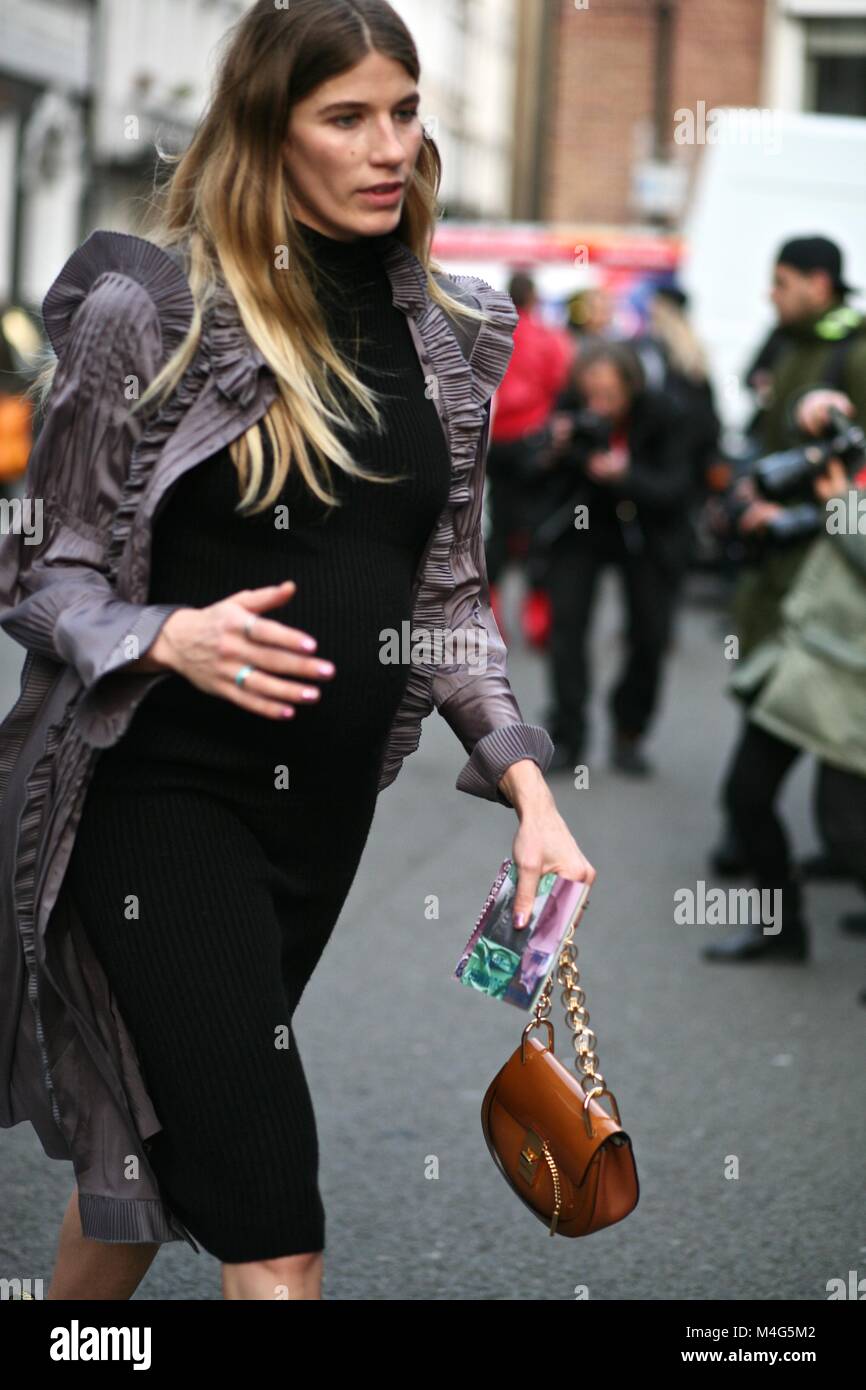 Londres, Royaume-Uni. 16 Février, 2018. Combinaison de modèles d'influenceurs, assister à la première journée de la Semaine de la mode de Londres 2018 Autumn-Summers Collections : Londres 9 2018 Credit : sherion mullings/Alamy Live News Banque D'Images