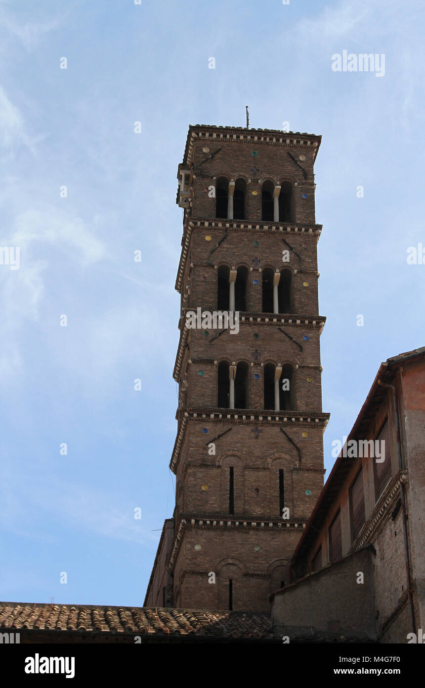 Clocher de l'église Santa Francesca Romana, précédemment connu sous le nom de Santa Maria Nova Église à Rome, Italie. Situé à côté du Forum romain dans le rione Ca Banque D'Images