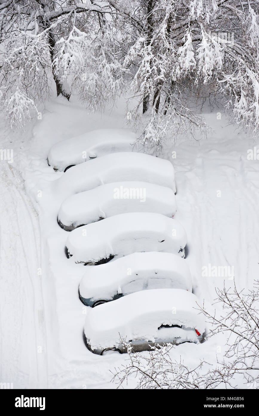 Voitures sous la neige après les chutes de neige en hiver jour Banque D'Images
