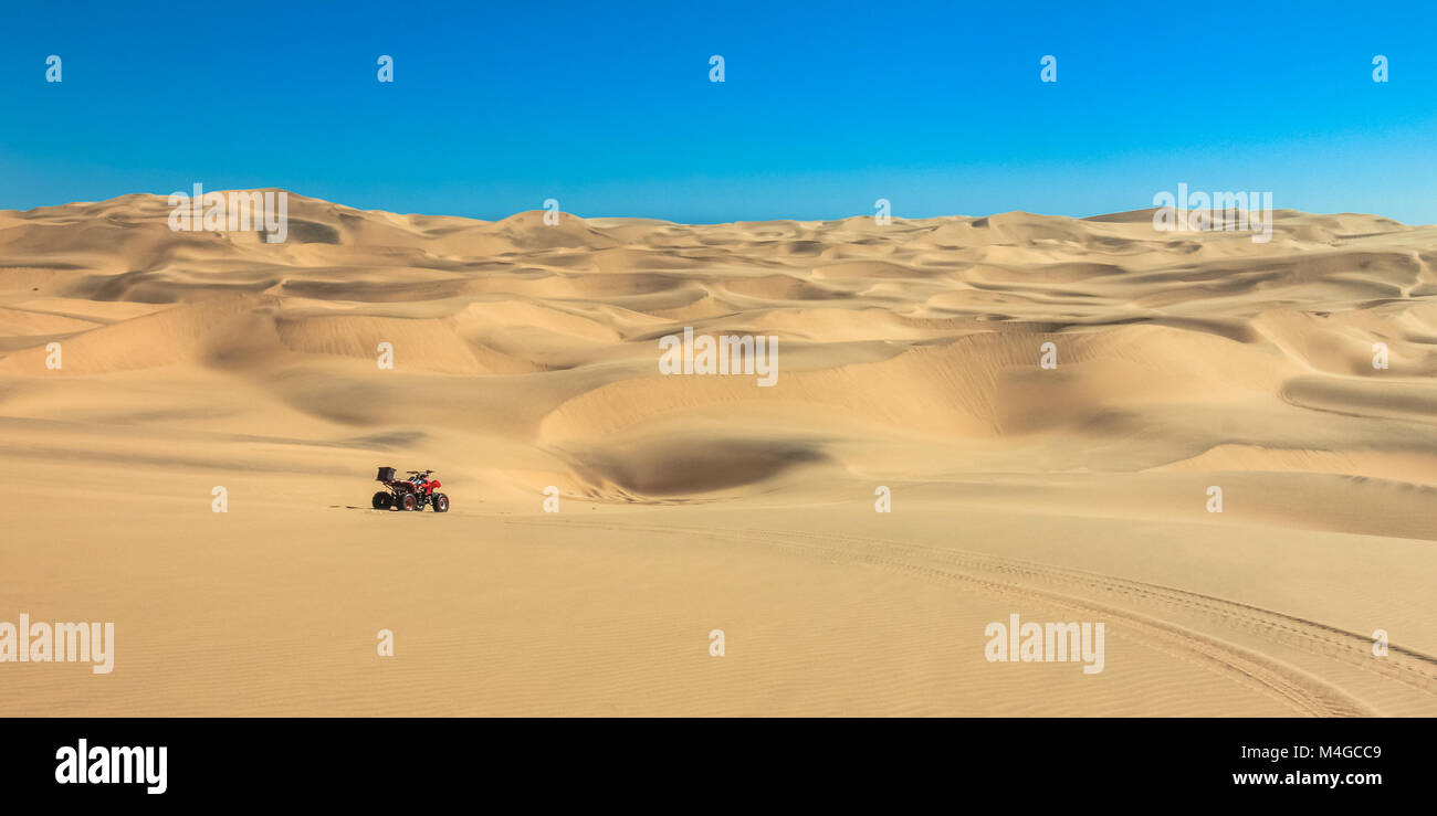 La conduite en quad désert de sable. ATV dans milieu de nulle part. Banque D'Images La conduite en quad désert de sable. ATV dans milieu de nulle part. Banque D'Images