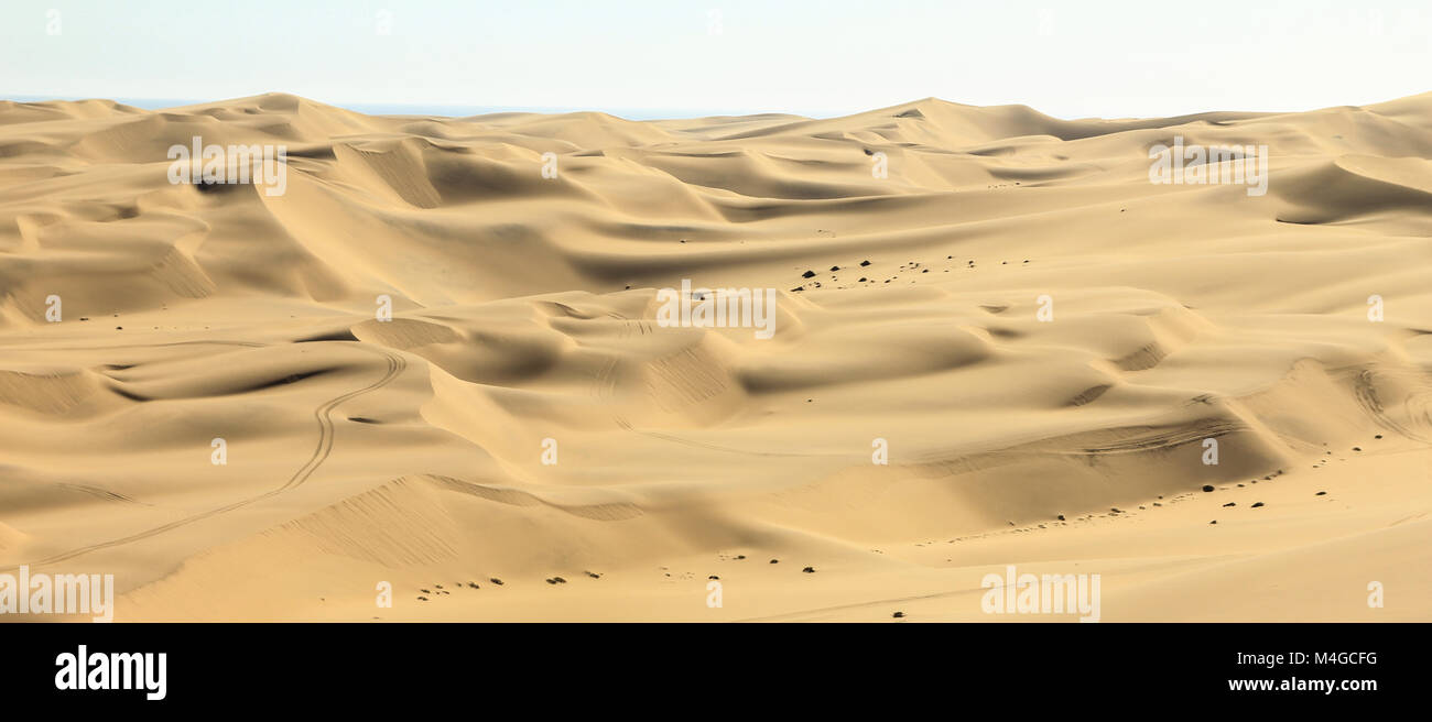 Imposantes dunes de sable de panorama. Désert de sable de plage ou de background. Banque D'Images