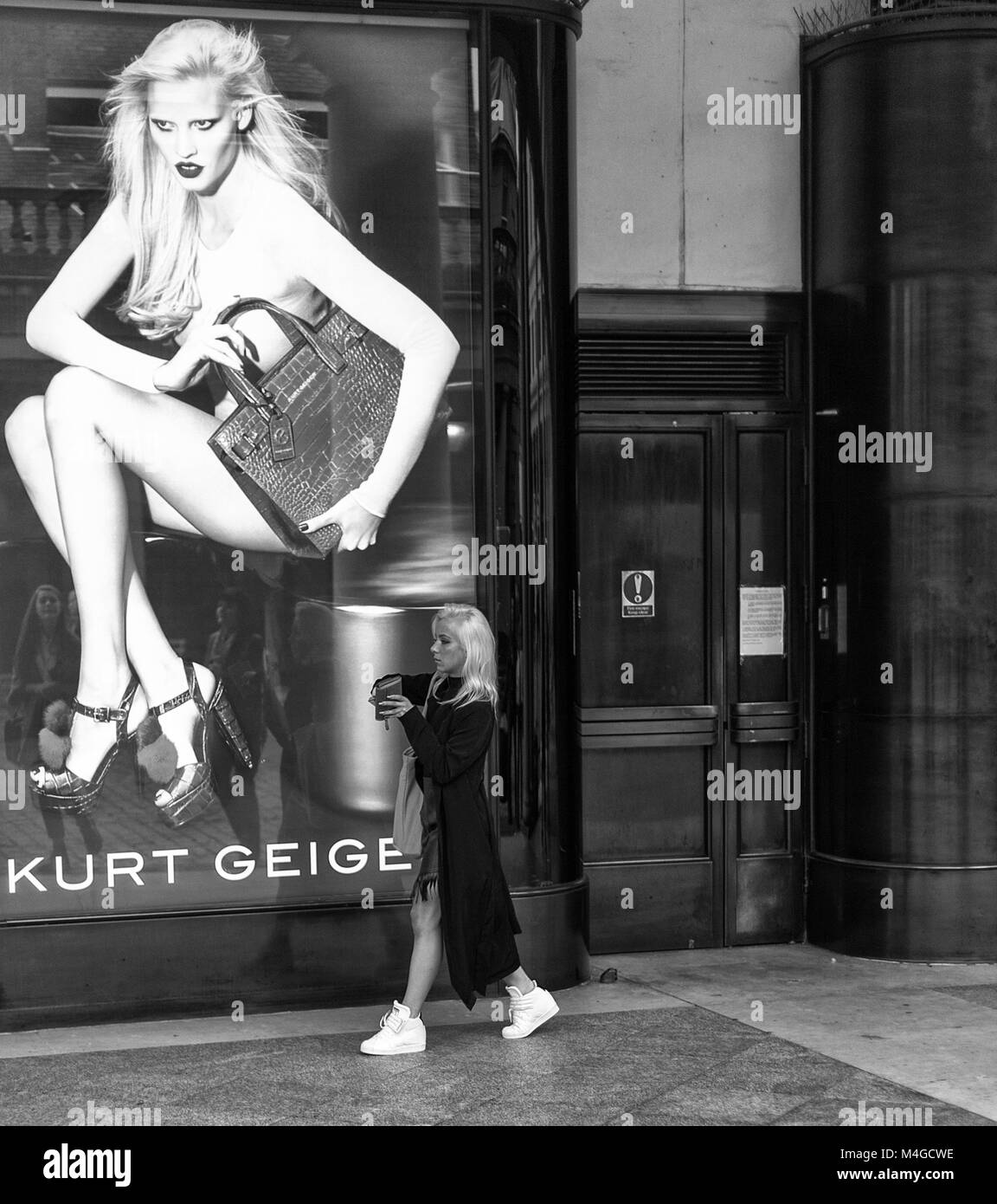 Photographie noir et blanc d'une femme blonde à Covent Garden, Londres, Angleterre, Royaume-Uni. Credit : Londres Snapper Banque D'Images