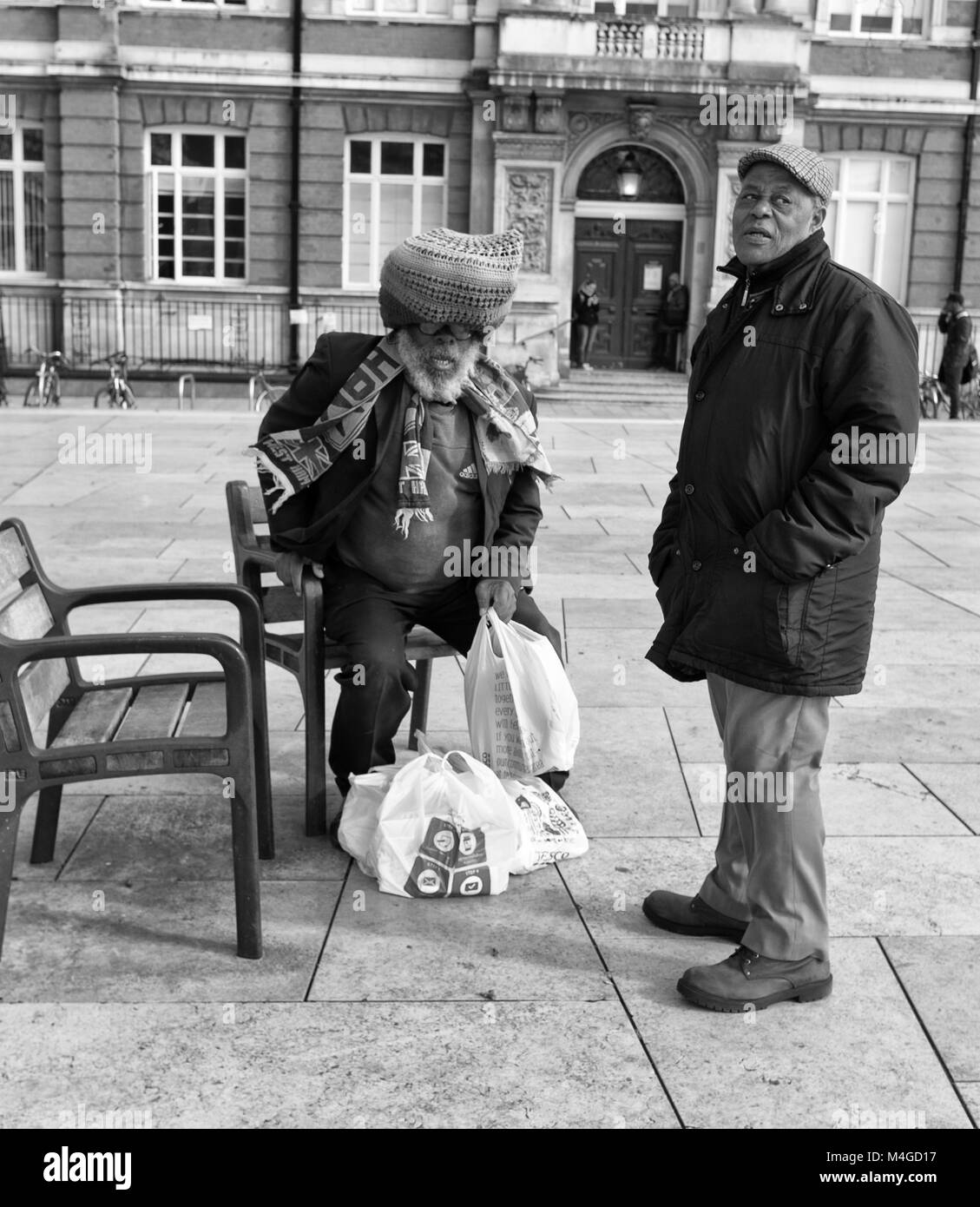 Photographie noir et blanc de deux vieux monsieur à Brixton, Londres, Angleterre, Royaume-Uni. Credit : Londres Snapper Banque D'Images