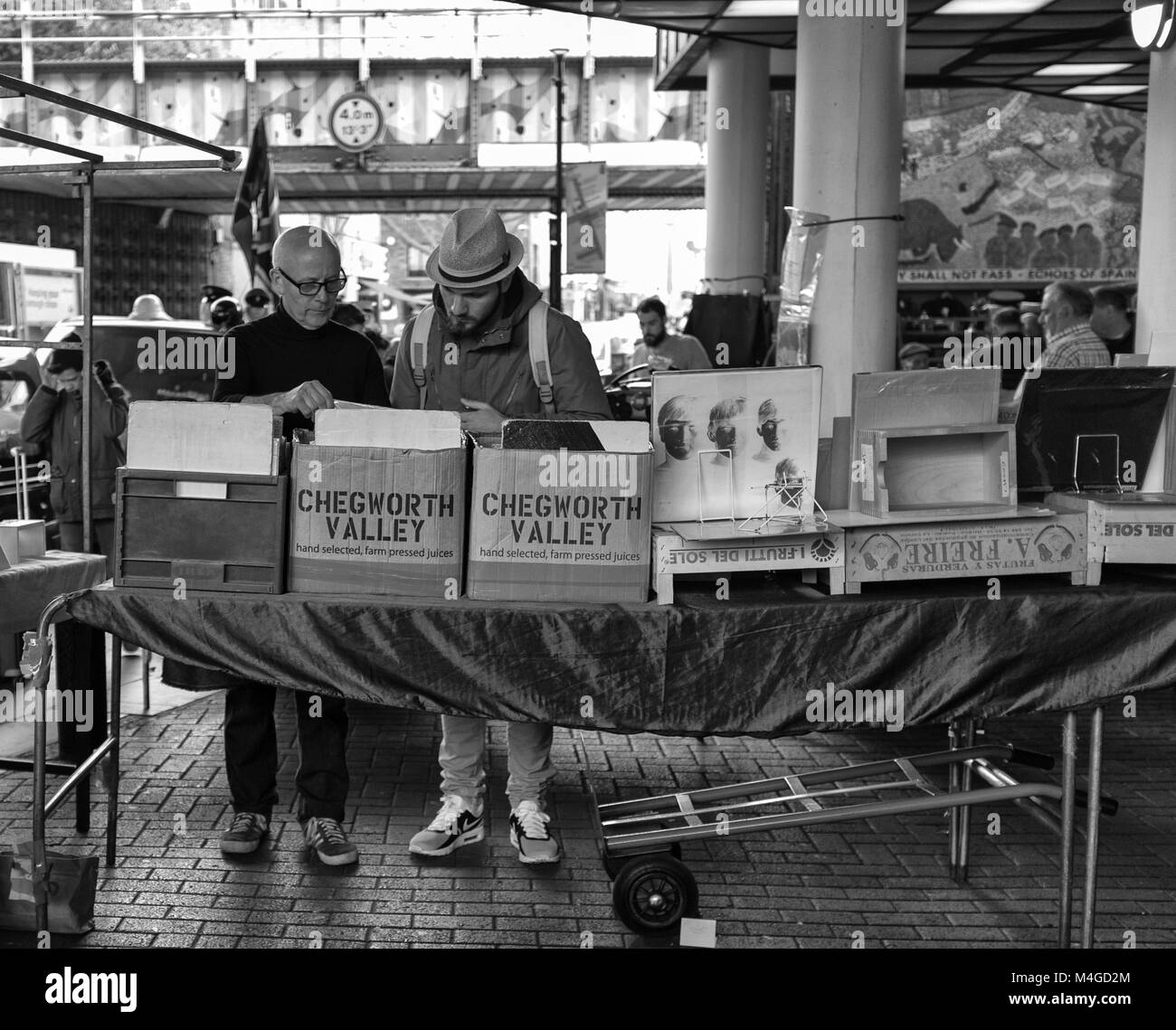 Photographie noir et blanc de deux med navigation dans Portobello Road, Londres, Angleterre, Royaume-Uni. Credit : Londres Snapper Banque D'Images