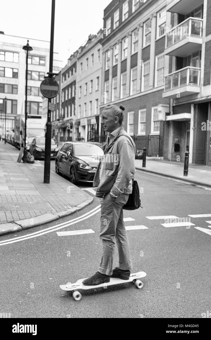 Photographie noir et blanc d'un gentleman de la planche à roulettes au travail, James Street, Londres, Angleterre, Royaume-Uni. Credit : Londres Snapper Banque D'Images